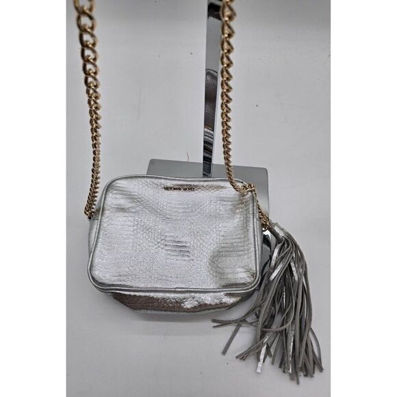 Victoria Secret Silver Faux Leather Crossbody Bag With Gold Chain & Fringe Tasse - Picture 4 of 6